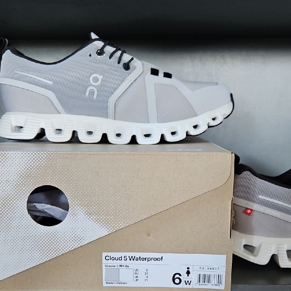 NWT On Cloud 5 Waterproof Sneakers Glacier White